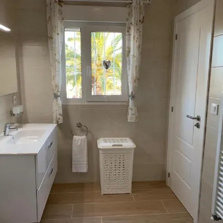 Emilia 4 Pax * Κάλπε